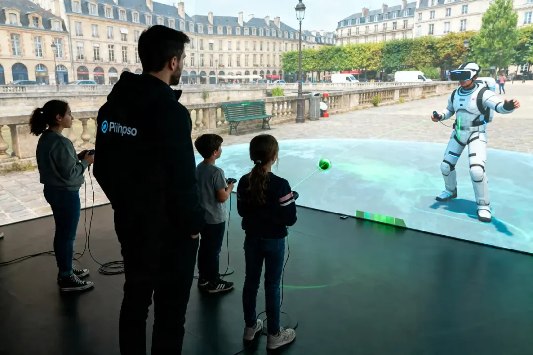 Des enfants interagissent avec un robot en réalité virtuelle à Eclipso Bordeaux