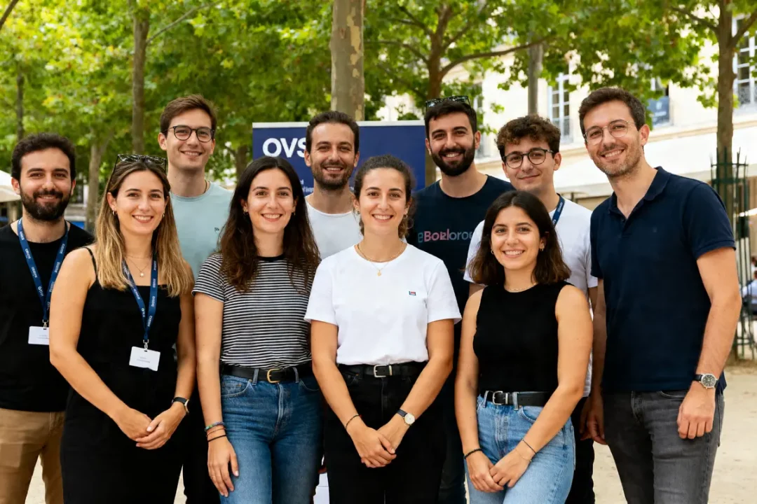 Groupe de jeunes adultes souriants lors de l'événement OVS Bordeaux sous les arbres