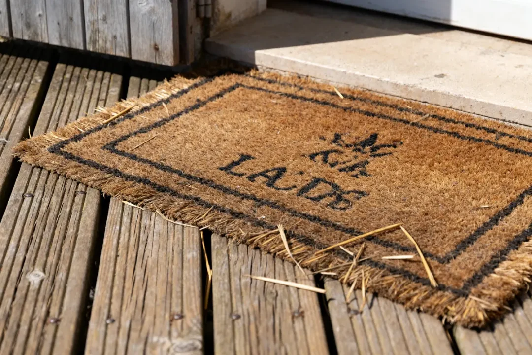 Paillasson camarguais sur terrasse bois, efficacité et durée de vie paillasson camarguais assurées