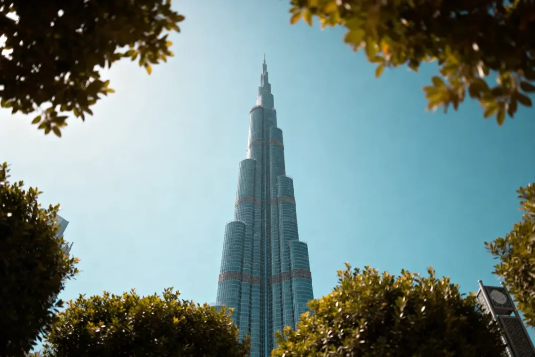 Vue de la tour Burj Khalifa, plus haute que la hauteur de l'Almas tower