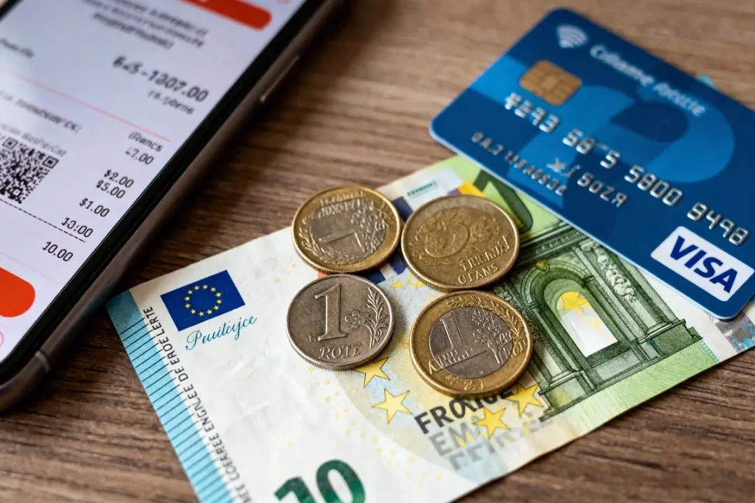 Smartphone, carte Visa et euros illustrent les dépenses sur 7 jours glissants dans l'image.