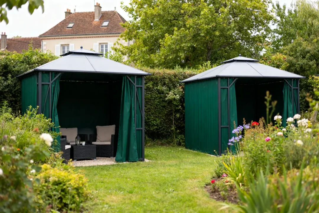 Deux abris de jardin verts dans un jardin fleuri peut on mettre 2 abris de jardin de 5m2