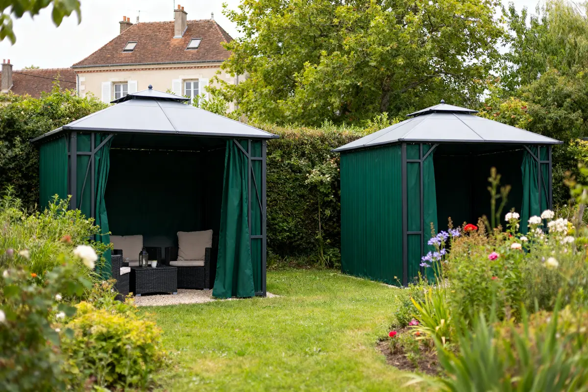 Deux abris de jardin verts dans un jardin fleuri peut on mettre 2 abris de jardin de 5m2
